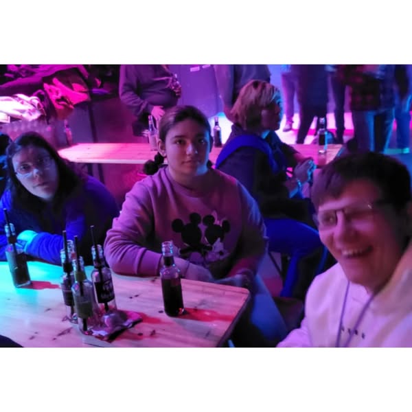 Einmal im Monat fahren wir zur Paradisco nach Gütersloh in die Weberei. Hier wird Musik gehört und getanzt.