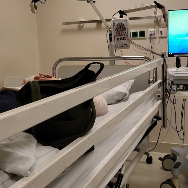 Die Begleitung zu ambulanten Untersuchungen wird von uns gewährleistet. Wir bleiben solange an Ihrer Seite wie gewünscht. Hier hat Steffi ein 13 jähriges Mädchen begleitet und ist nicht von Ihrer Seite gewichen, bis sie wieder aus der Narkose wach wurde und nach Hause konnte. Solche langen Einsätze (6Stunden) sind anstrengend für die Eltern, wir unterstützen da sehr gerne.