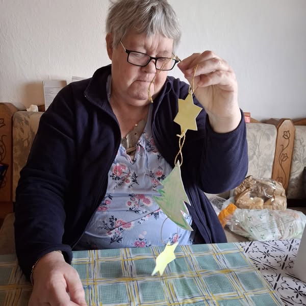 Sandra hat mit Ihrer zu Betreuenden neue Deko hergestellt, passend zur Weihnachtszeit.
